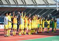 駆け付けたサポーターの声援に応える山形イレブン。今シーズン初勝利を挙げた【明治安田J2 第3節 熊本vs山形】