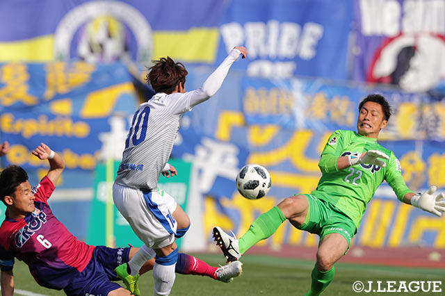 ペナルティエリア右から藤本 憲明（大分）がシュートを放つが、相手に当たり惜しくもゴールならず【明治安田Ｊ２ 第3節 岡山vs大分】