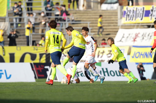 栃木も後半にネイツ ペチュニク（中央）が2ゴールを決め意地を見せた【明治安田Ｊ２ 第3節 栃木vs山口】