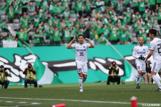 開始早々スルーパスを受けた永井 龍（松本）が先制点を決めたが…【明治安田Ｊ２ 第3節 東京Ｖvs松本】