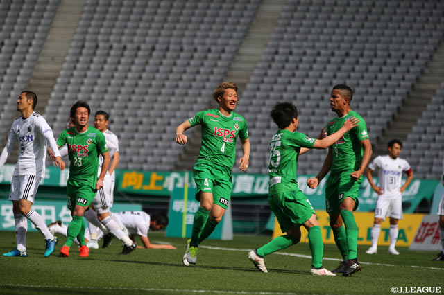 味方のシュートのコースを変えてゴールを決めたドウグラス ヴィエイラ。東京Ｖがすぐに同点に追いつく【明治安田Ｊ２ 第3節 東京Ｖvs松本】
