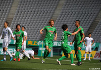 味方のシュートのコースを変えてゴールを決めたドウグラス ヴィエイラ。東京Ｖがすぐに同点に追いつく【明治安田Ｊ２ 第3節 東京Ｖvs松本】