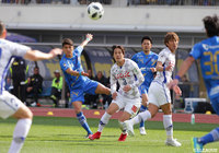 ゴール前にシュート性のクロスを上げるロメロ フランク（町田）【明治安田Ｊ２ 第3節 町田vs甲府】