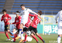 激しいプレッシャーを受けるドゥドゥ（福岡）【明治安田Ｊ２ 第3節 金沢vs福岡】