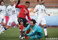 マラニョン（金沢）が走り込むも、飛び出した杉山にセーブされてしまう【明治安田Ｊ２ 第3節 金沢vs福岡】