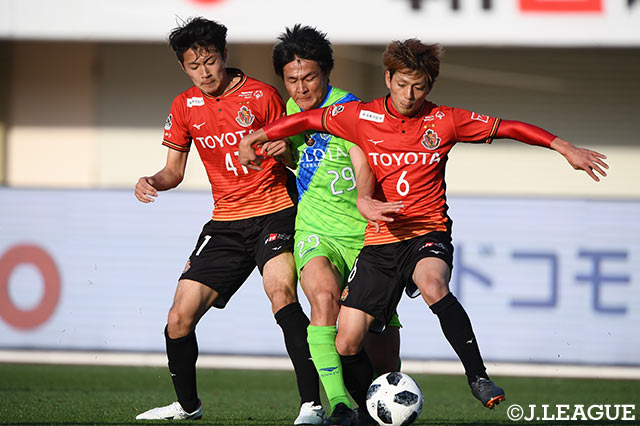 2人の間を強引にドリブルで仕掛ける杉岡 大暉（湘南）【明治安田Ｊ１ 第3節 湘南vs名古屋】