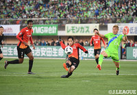 青木 亮太（名古屋）がペナルティエリア中央からシュートを放つが、惜しくも枠を外れる【明治安田Ｊ１ 第3節 湘南vs名古屋】