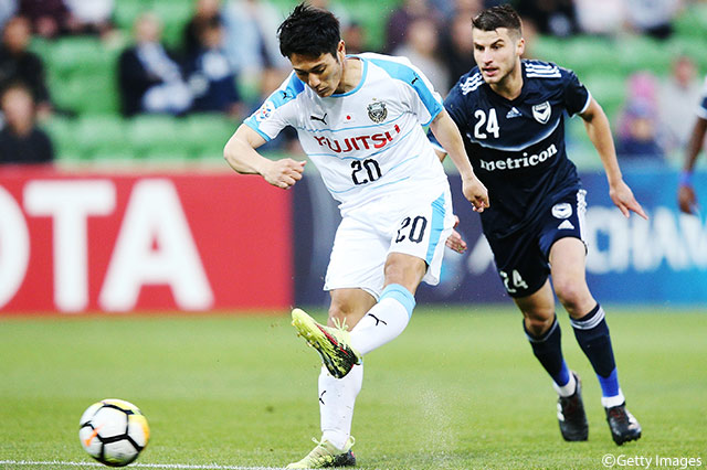 知念 慶（川崎Ｆ）がペナルティエリア手前から左足を振り抜くもわずかにゴール右に外れてしまう【ACL GS MD4 メルボルンビクトリーvs川崎Ｆ】