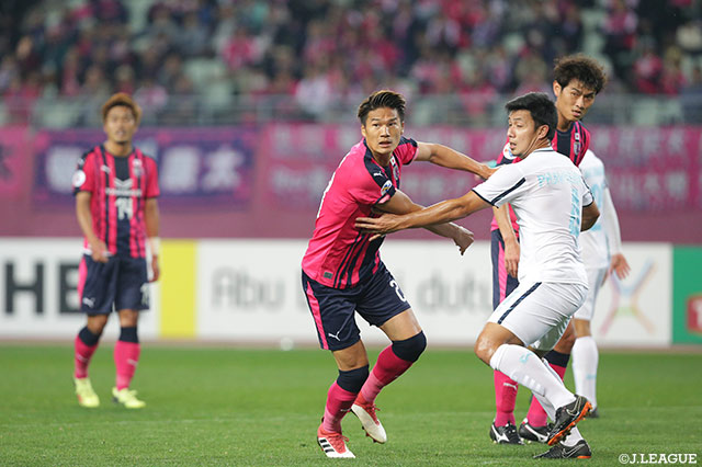 相手選手と激しいポジション取りを繰り広げる山下 達也（Ｃ大阪）【ACL GS MD4 Ｃ大阪vsブリーラム】