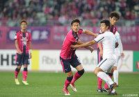 相手選手と激しいポジション取りを繰り広げる山下 達也（Ｃ大阪）【ACL GS MD4 Ｃ大阪vsブリーラム】