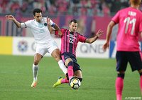 相手FWと激しいマッチアップを繰り広げるマテイ ヨニッチ（Ｃ大阪）【ACL GS MD4 Ｃ大阪vsブリーラム】