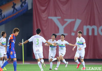 開始早々に先制ゴールを奪い、チームメイトからの祝福を受ける齊藤　未月（湘南）【ルヴァンカップ GS GS 第2節 長崎vs湘南】