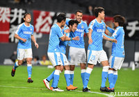 決勝点を挙げた松浦　拓弥（磐田）をチームメイトが祝福【ルヴァンカップ GS 第2節 札幌vs磐田】