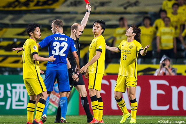 ペナルティエリア手前でアレックス（傑志）と競り合った際に、足が掛かり一発退場となってしまった亀川 諒史（柏）【ACL GS MD4 傑志vs柏】