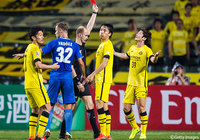 ペナルティエリア手前でアレックス（傑志）と競り合った際に、足が掛かり一発退場となってしまった亀川 諒史（柏）【ACL GS MD4 傑志vs柏】