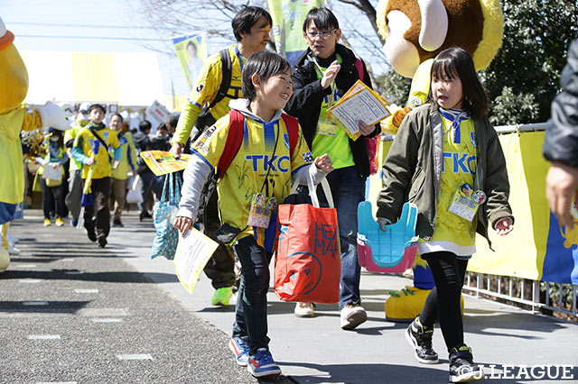 家族で試合観戦！楽しみなのが伝わってきます！【明治安田Ｊ２ 第4節 栃木vs讃岐】
