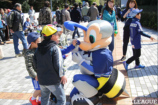 子どもたちに大人気のアビーくん！【明治安田Ｊ２ 第4節 福岡vs甲府】