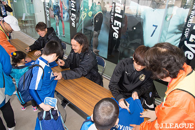 選手サイン会を開催！サポーターも選手たちも楽しそう！【明治安田Ｊ２ 第4節 大分vs東京Ｖ】