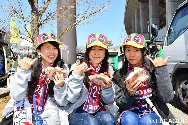 みんなでお揃いのファジ丸キャップを被ってパシャリ！【明治安田Ｊ２ 第4節 松本vs岡山】