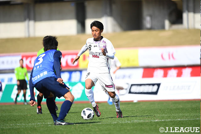 ドリブルでPA付近まで持ち運んだ岩渕 良太（藤枝）は自らミドルシュートを放ち試合を同点に持ち込む【明治安田Ｊ３ 第2節 富山vs藤枝】