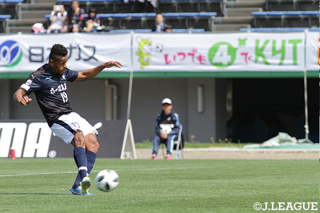 試合開始早々に獲得したPKのチャンスをキリノが決めて鹿児島が先制に成功【明治安田Ｊ３ 第2節 鹿児島vsG大23】