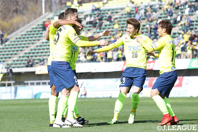 先制点を挙げた西谷 和希（右）を栃木のチームメイトたちが祝福【明治安田Ｊ２ 第4節 栃木vs讃岐】