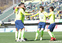 先制点を挙げた西谷 和希（右）を栃木のチームメイトたちが祝福【明治安田Ｊ２ 第4節 栃木vs讃岐】