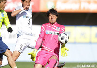 讃岐のGK清水 健太が体を張って奮戦するが、勝点につなげることはできなかった【明治安田J2 第4節 栃木vs讃岐】
