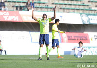 今季初勝利の瞬間に、天を仰いで喜びを表現するヘニキ【明治安田Ｊ２ 第4節 栃木vs讃岐】