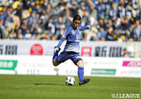 石津 大介(福岡)は試合開始直後から積極的に攻める姿勢を見せるもゴールへは繋がらない【明治安田J2 第4節 福岡vs甲府】