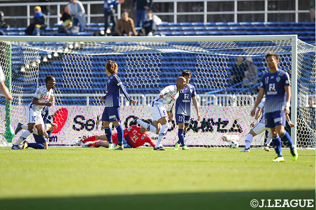 相手のクリアミスを拾ったジネイがボレーシュートを決め甲府が先制する【明治安田Ｊ２ 第4節 福岡vs甲府】