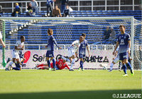 相手のクリアミスを拾ったジネイがボレーシュートを決め甲府が先制する【明治安田Ｊ２ 第4節 福岡vs甲府】