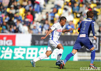 試合終了間際に貴重な追加点を決めたリンス(中央)、甲府は今季初勝利を収めた【明治安田J2 第4節 福岡vs甲府】
