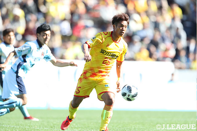 味方からのボールを頭で合わせて同点ゴールを決めた前田 央樹（北九州）【明治安田Ｊ３ 第2節 北九州vs琉球】