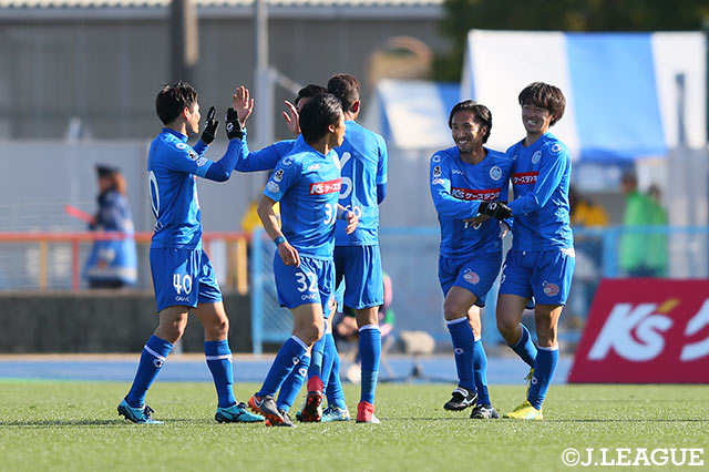 水戸は序盤に先制。ゴールを挙げた小島 幹敏（右）をチームメイトたちが祝福する【明治安田Ｊ２ 第4節 水戸vs山口】