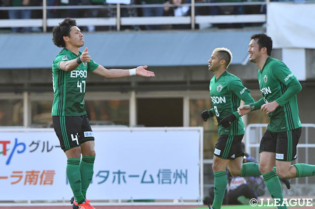 終盤に同点弾を奪取し、松本を救った岩上 祐三（左）【明治安田Ｊ２ 第4節 松本vs岡山】