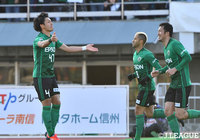 終盤に同点弾を奪取し、松本を救った岩上 祐三（左）【明治安田Ｊ２ 第4節 松本vs岡山】