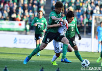 激しい競り合いをみせる高崎 寛之（松本）と椋原 健太（岡山）【明治安田Ｊ２ 第4節 松本vs岡山】