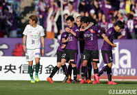 この2ゴールを挙げてチームを勝利へ導いた小屋松 知哉（京都）を中心に歓喜の輪が広がる【明治安田Ｊ２ 第4節 京都vs岐阜】