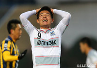 ゴールチャンスを逸し、頭を抱える中村 亮太（秋田）【明治安田Ｊ３ 第2節 群馬vs秋田】