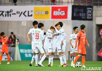 先制ゴールを決めた宮崎 幾笑(金沢)に駆け寄り喜ぶ選手たち【明治安田J2 第4節 大宮vs金沢】