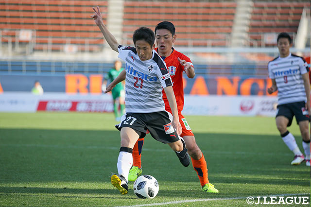 試合開始早々にヘディングシュートを決めた中山 雄登（熊本）【明治安田Ｊ２ 第4節 愛媛vs熊本】