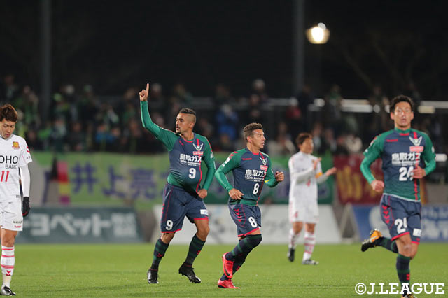 PKをきっちり沈めて先制点を挙げたレオナルド（鳥取）【明治安田Ｊ３ 第2節 鳥取vs福島】