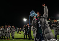 開幕2連勝となった鳥取は奥田 裕貴が試合後にメガホンをもってサポーターに勝利を報告【明治安田Ｊ３ 第2節 鳥取vs福島】