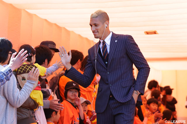 クリスラン選手とハイタッチ！【明治安田Ｊ１ 第4節 清水vs仙台】