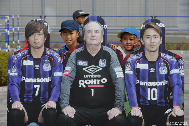 クルピ監督、遠藤選手、倉田選手と一緒にパシャリ！【明治安田Ｊ１ 第4節 Ｇ大阪vs柏】