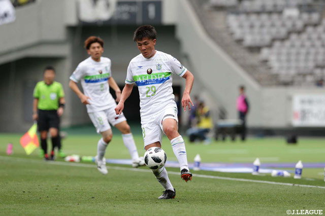 ドリブルで果敢に仕掛けた杉岡 大暉（湘南）【明治安田Ｊ１ 第4節 FC東京vs湘南】