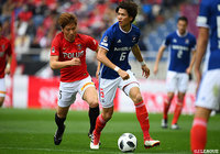 中盤で激しくマッチアップする扇原 貴宏（横浜FM）と長澤 和輝（浦和）【明治安田Ｊ１ 第4節 浦和vs横浜FM】