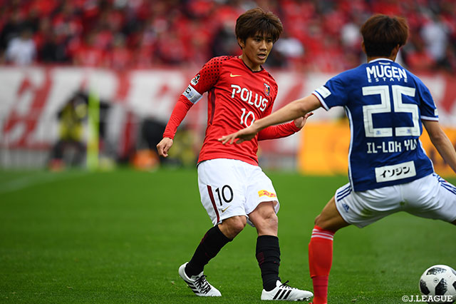 ボールを左右に展開し、攻撃のリズムを作る柏木 陽介（浦和）【明治安田Ｊ１ 第4節 浦和vs横浜FM】