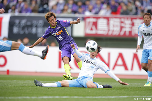 果敢にシュートを放つ柏 好文（広島）。得意のドリブルからもチャンスを演出した【明治安田Ｊ１ 第4節 広島vs磐田】